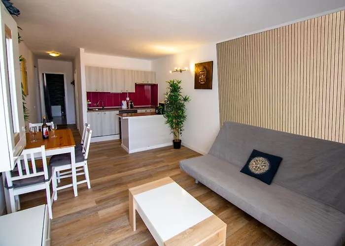 The Great Palm Apartment